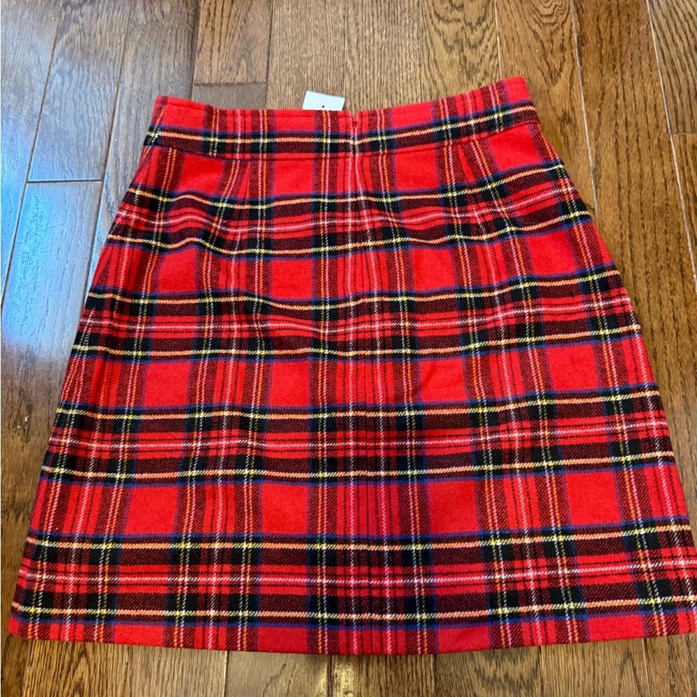 J Crew NWT Size 2 Tartan Plaid Pencil Skirt.
Perfect for the Holidays